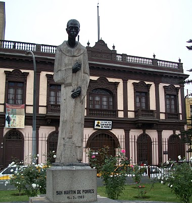 Escultura y casa de San Martín de Porres
