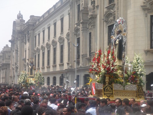 San Martín de Porres y San Juan Macias - Procesión en Lima
